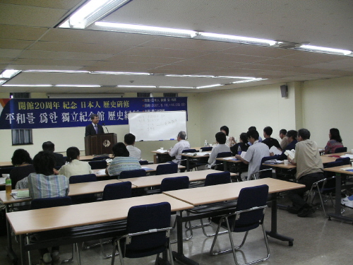 17일, 한시준 연구 소장의 강의를 진지하게 듣고 있는 참가자들 